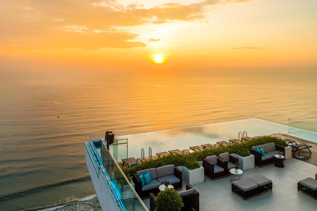 Minh Boutique Hotel Da Nang — courtyard greenery and pool