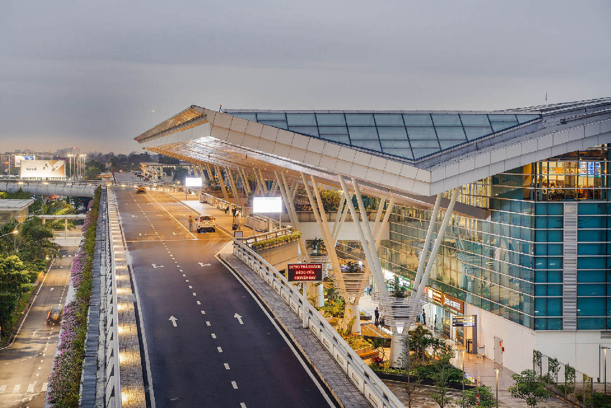 Da Nang International Airport terminal exterior at dusk