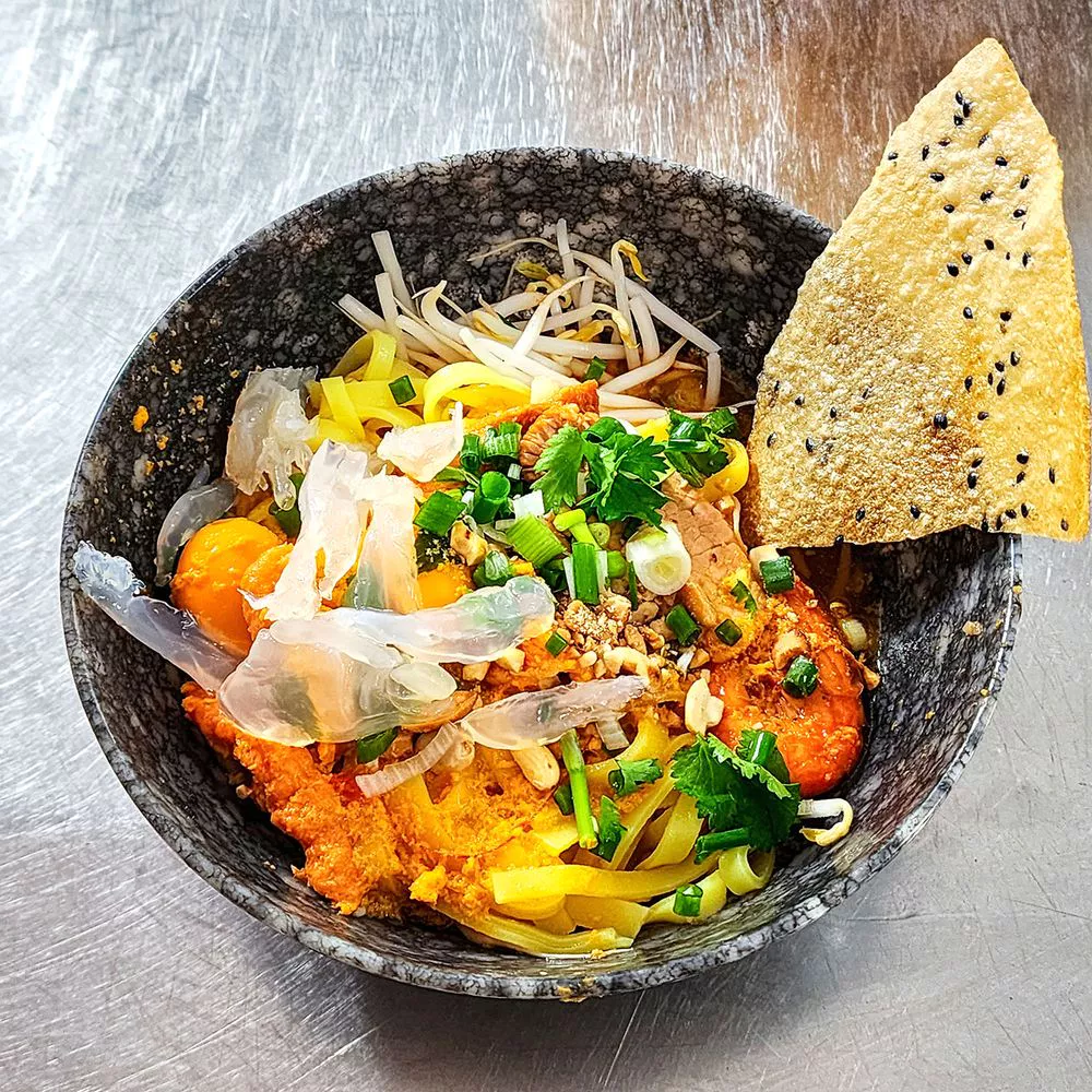 Mỳ Quảng Sứa Hồng Vân shrimp noodle bowl with jellyfish — Da Nang Bib Gourmand