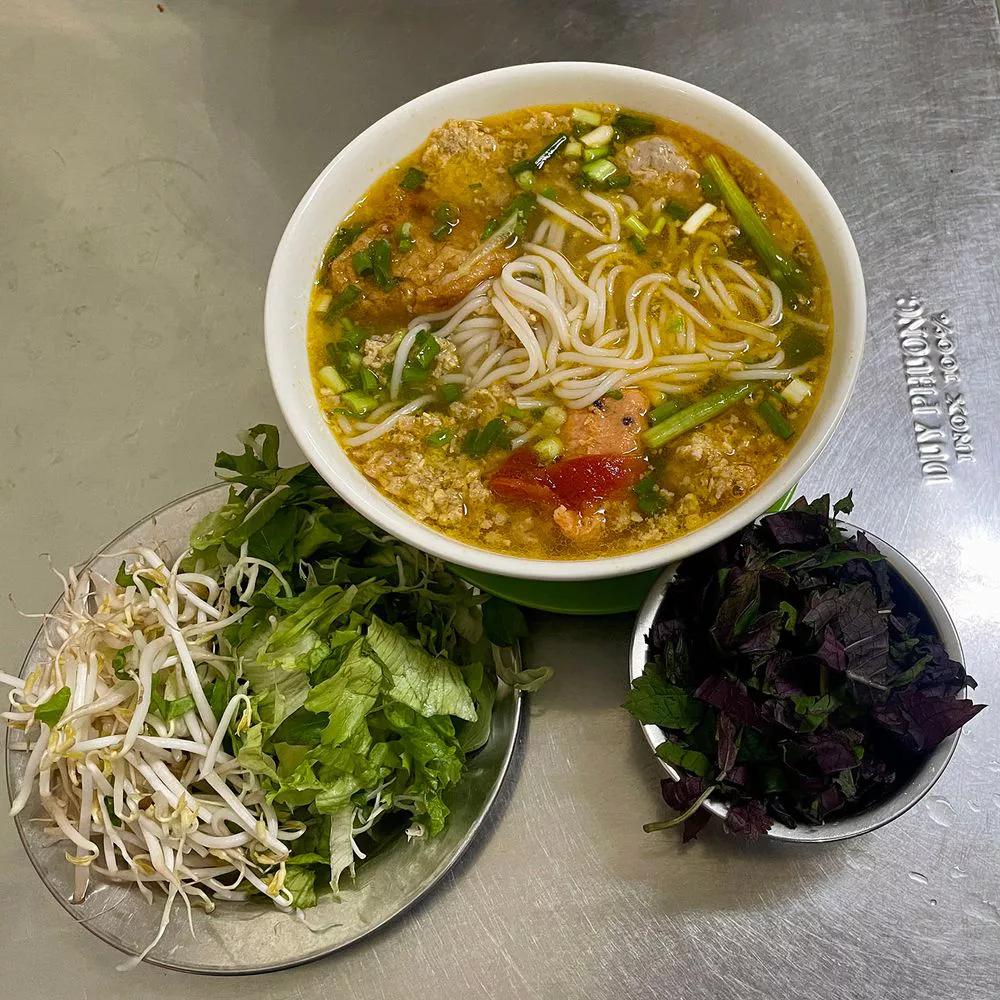 Bún Riêu Cua crab noodle soup with fish cakes — Bún Riêu Cua 39, Da Nang