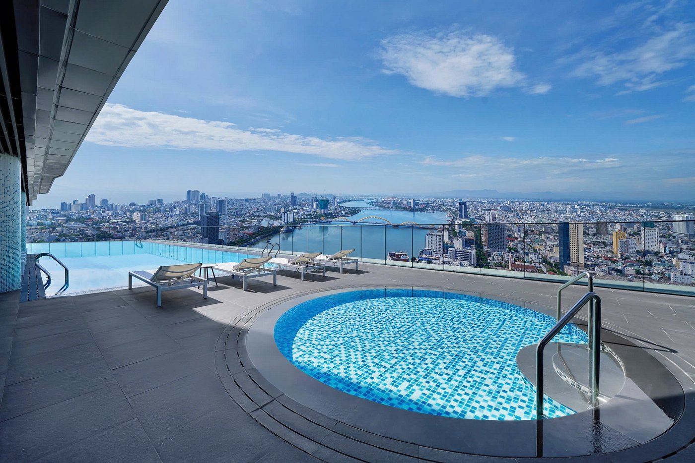 Da Nang hotels connecting rooms families twin accommodation Courtyard